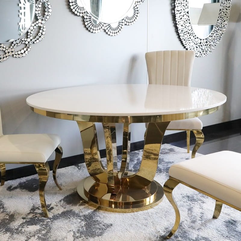 Stół glamour Emily Gold ustawiony przy ścianie – stół w złotej stali z jasnym blatem kamiennym - elegancka aranżacja wnętrza - BellaCasa.co.jpg