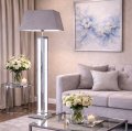 Lampa stojąca LED glamour srebrna z abażurem przy jasnej sofie – nowoczesna aranżacja salonu.jpg