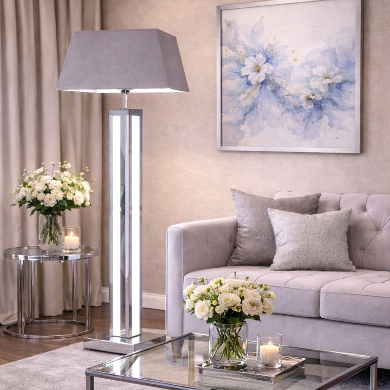 Lampa stojąca LED glamour srebrna z abażurem przy jasnej sofie – nowoczesna aranżacja salonu.jpg