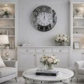 Lustrzany zegar glamour z kryształkami na ścianie – elegancka aranżacja w jasnym salonie.jpg