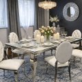 Elegancka jadalnia z kwiatami i świecami w zbliżeniu-BellaCasa.co.jpg