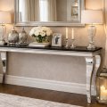 Luksusowy salon z eleganckimi akcentami - konsola Ludwik w zbliżeniu – BellaCasa.co.jpg