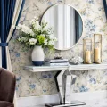 Zbliżenie na konsolę Belmont - konsola na tle kwiecistej ściany i niebieskich zasłon - BellaCasa.co.jpg