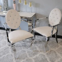 Krzesło Ludwik II glamour Arms Beige  - beżowe krzesło pikowane kryształkami, kołatka