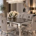 Zbliżenie na stół Ludwik i krzesła Luxury w eleganckim salonie glamour-BellaCasa.co.jpg
