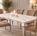 Nowoczesna jadalnia w ciepłych beżach – stylowy stół z jasnym kamiennym blatem Soft Touch, chromowanymi detalami i eleganckimi krzesłami doskonale wpisuje się w wyrafinowane, współczesne wnętrza-BellaCasa.co.jpg