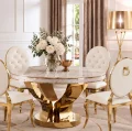 Nowoczesna jadalnia glamour z okrągłym stołem i eleganckimi krzesłami na złotych nogach-BellaCasa.co.jpg