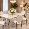 Elegancka jadalnia z kwiatami i świecami w zbliżeniu-BellaCasa.co.jpg